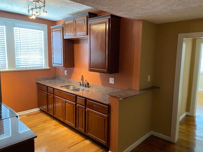 Fotografía del edificio - 2737 Riverside Ave