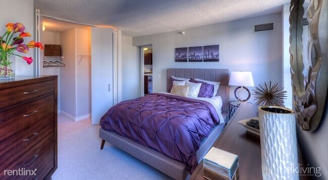 Foto del edificio - 1 br, 1 bath Apartment - 10 E Grand Ave