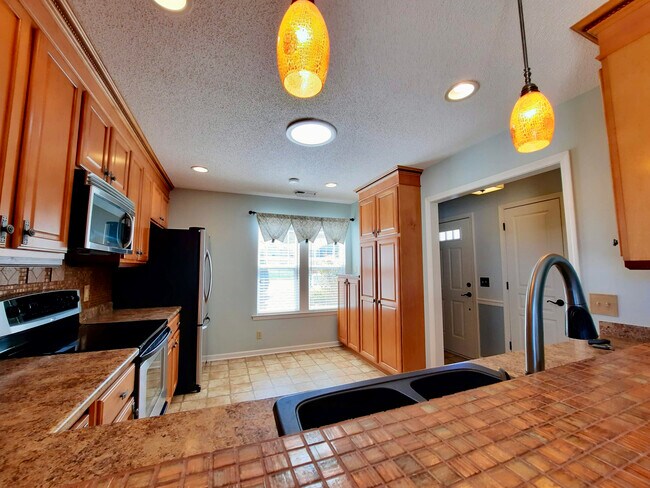 Building Photo - 6200 Wood Duck Way