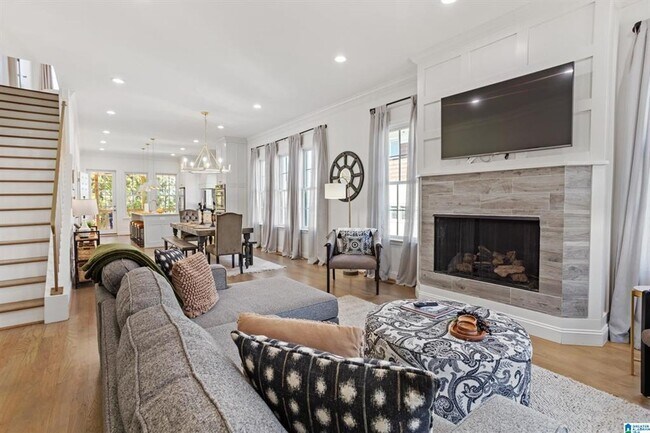 Building Photo - Luxurious 3-Bed Townhouse on Red Mountain