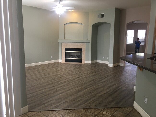 Foto del edificio - 5716 Aspen Grove Ln