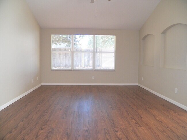 Building Photo - MOVE IN SPECIAL!!! Gorgeous 3/2 Home!