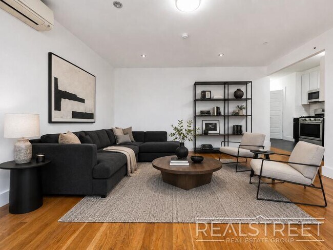 Building Photo - Stunning 2-Bedroom Apartment at Lofts@QB | Modern Kitchen & Sun-Filled Living Space