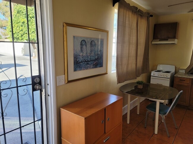 Foto del edificio - 12877 Glenoaks Blvd