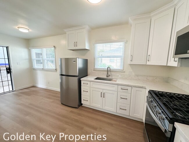 Building Photo - Detached studio one block from the beach!!