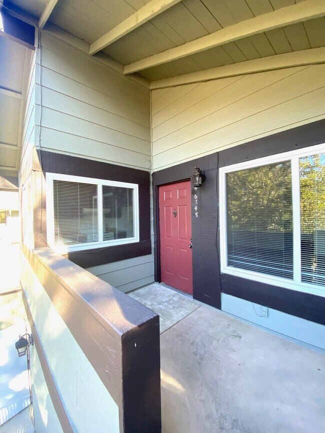 Foto del edificio - 2 Bed 1 Bath Condo with Garage + Extra Sto...