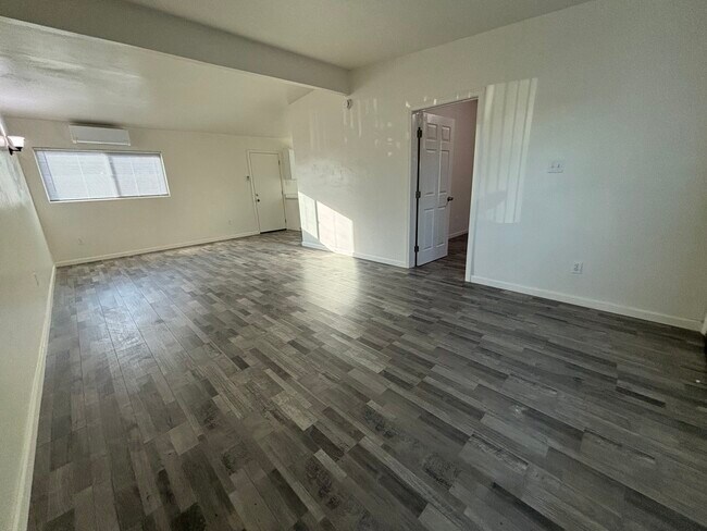Foto del edificio - 477 W Ramona Dr