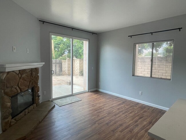 Foto del edificio - Updated Two Story Townhome w/ Two Car Garage