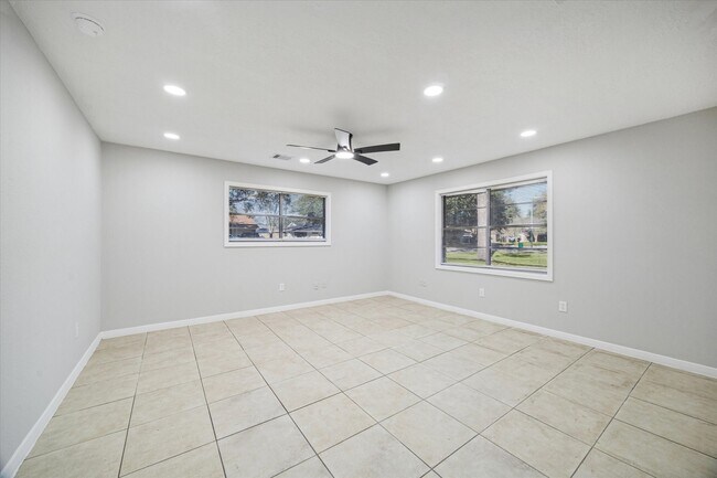 Building Photo - 1703 Raintree Dr