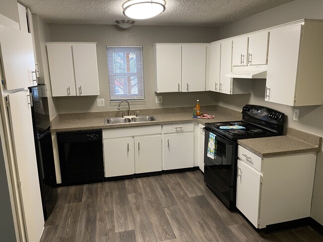 Building Photo - Lakeside Villas