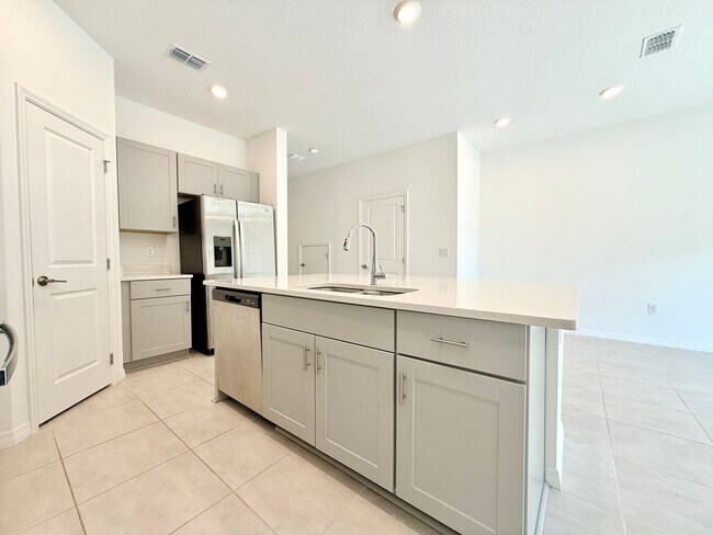 Building Photo - Designed for the way you live! 3Bedrooms/2.5Bath Edgewater Townhome