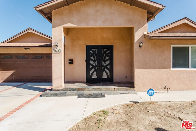 Foto del edificio - 9047 Riderwood Dr