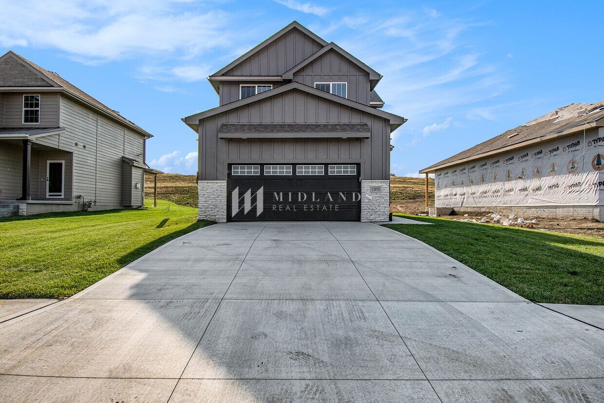 Foto principal - Brand New Bennington Home!