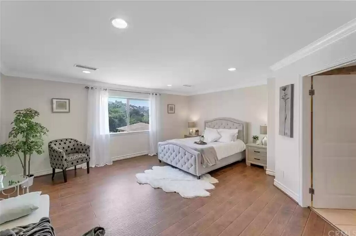 Primary spacious bedroom - 6949 Elmo St