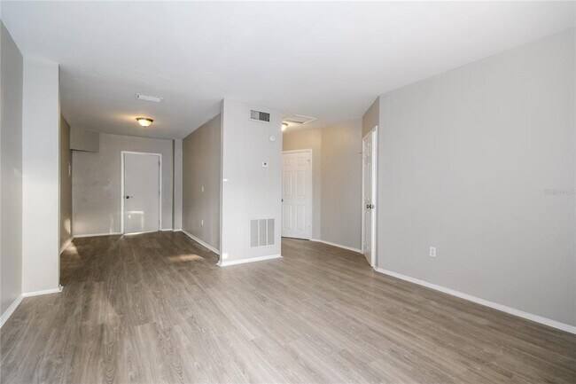 Foto del edificio - 6813 N Clearview Ave