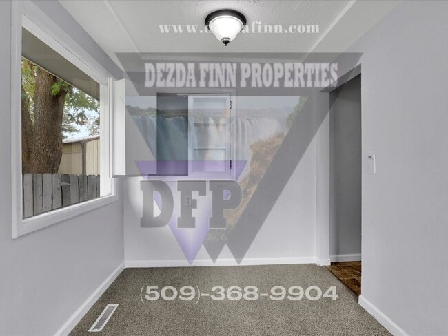 Building Photo - 5 Bed, 2 Bath Home Conveniently Located in...