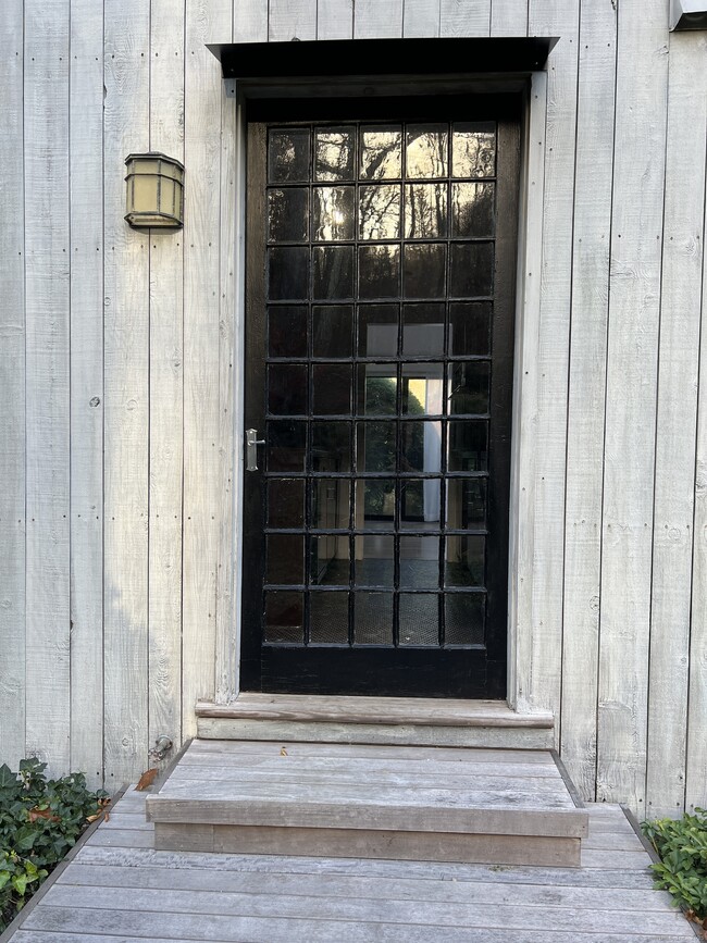 Building Photo - 230 Mamanasco Rd