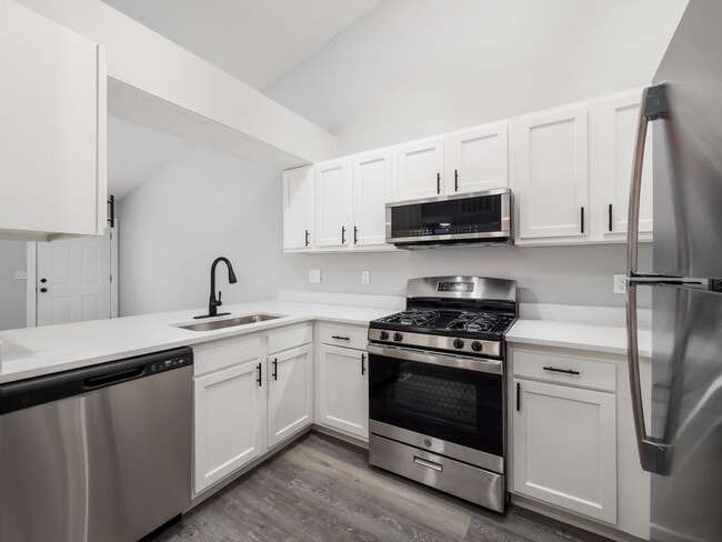 Building Photo - Elmwood Villas Apartments