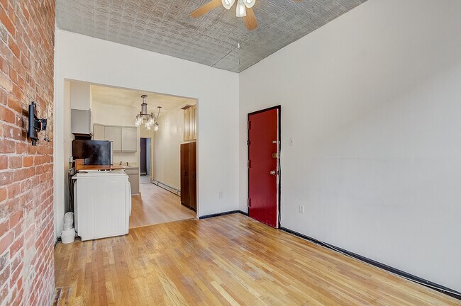 Spacious and sunny living room - 330 Madison St