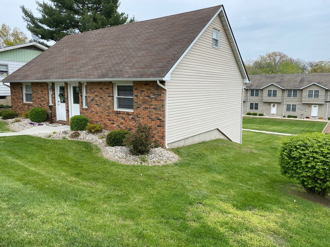 1807 Parkview Dr, Highland, IL 62249 Townhome Rentals in Highland IL
