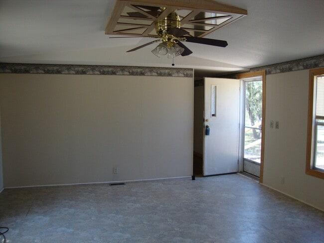 Building Photo - 214 Bluebonnet Dr