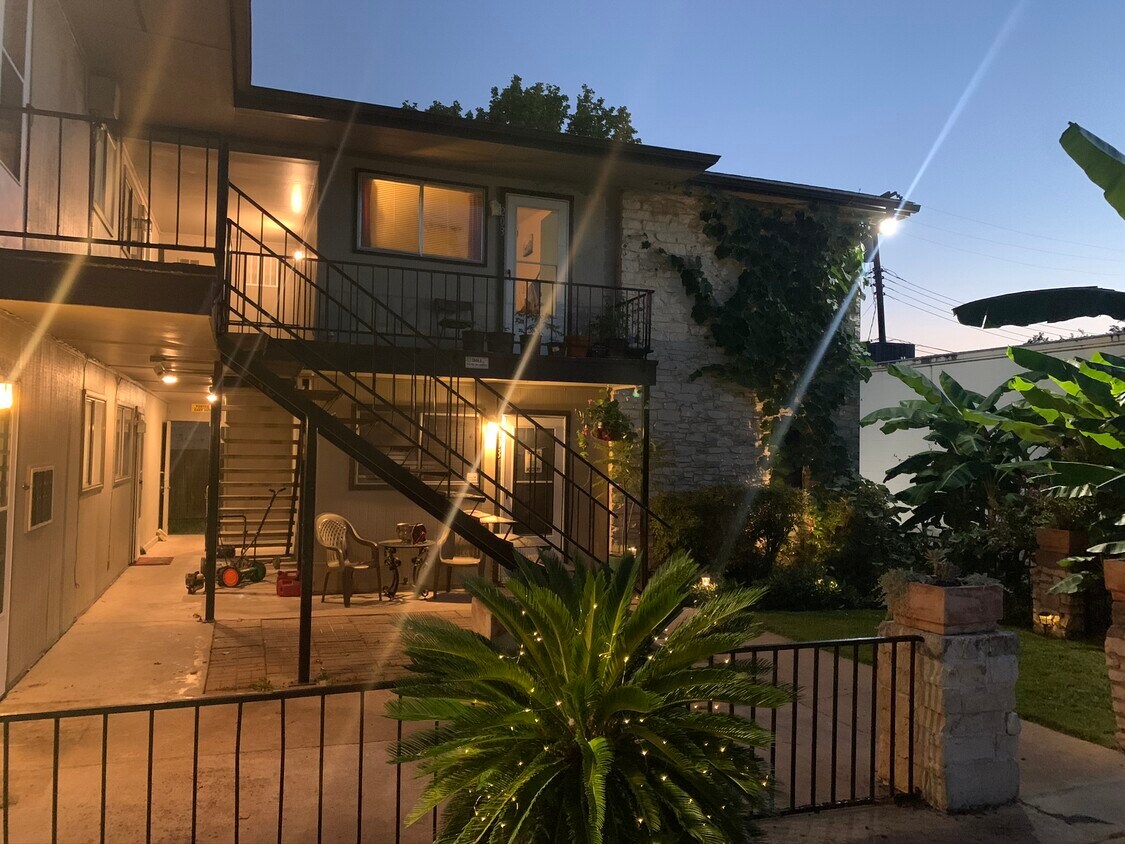 Professional 6-Plex - 505 Kenniston Dr