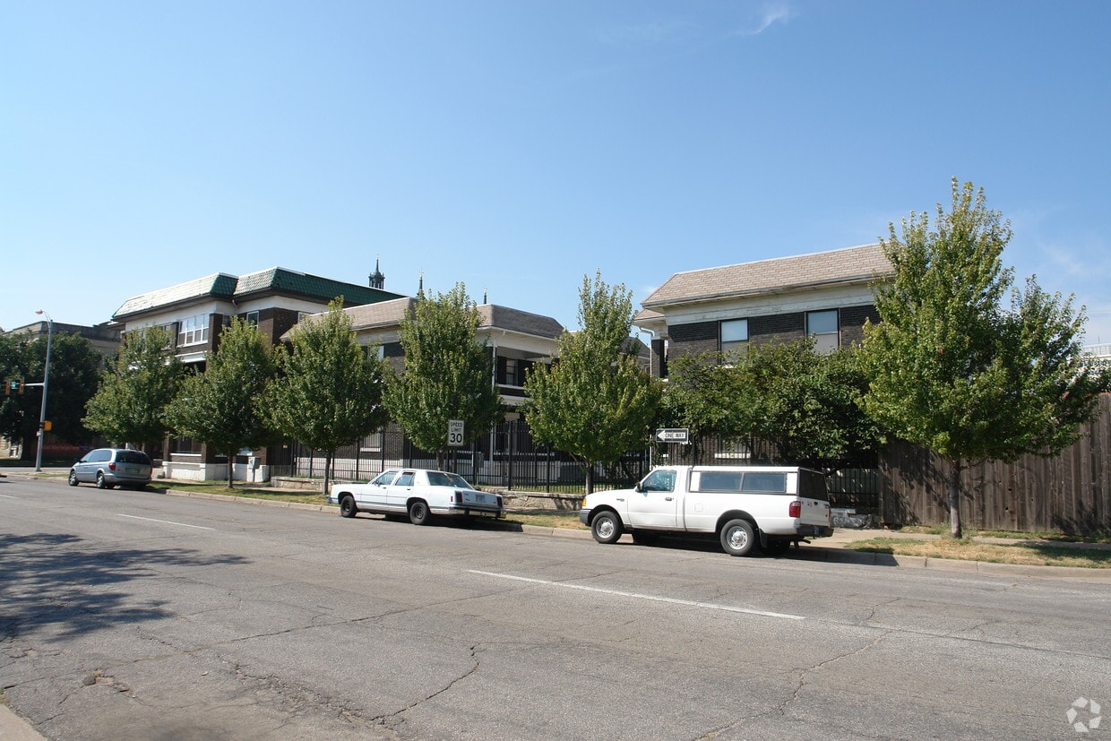 Building Photo - Cherokee Apartments