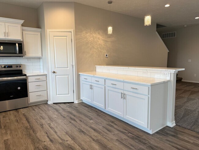 Foto del edificio - Brand New Spacious 2-Story with 3 bedrooms/2.5 bathrooms