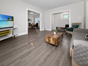 Building Photo - 1427 Calvert Ave