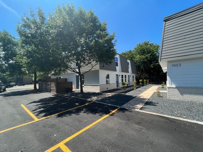 Building Photo - IN THE LOOP 2BD/1BA Brand New Finish Out /...