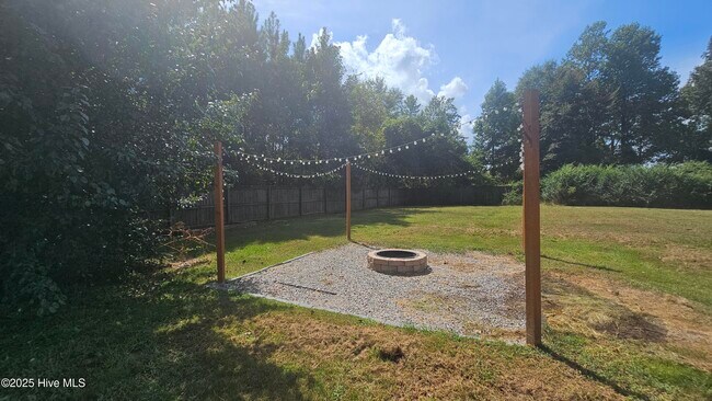 Foto del edificio - 219 Blue Creek School Rd