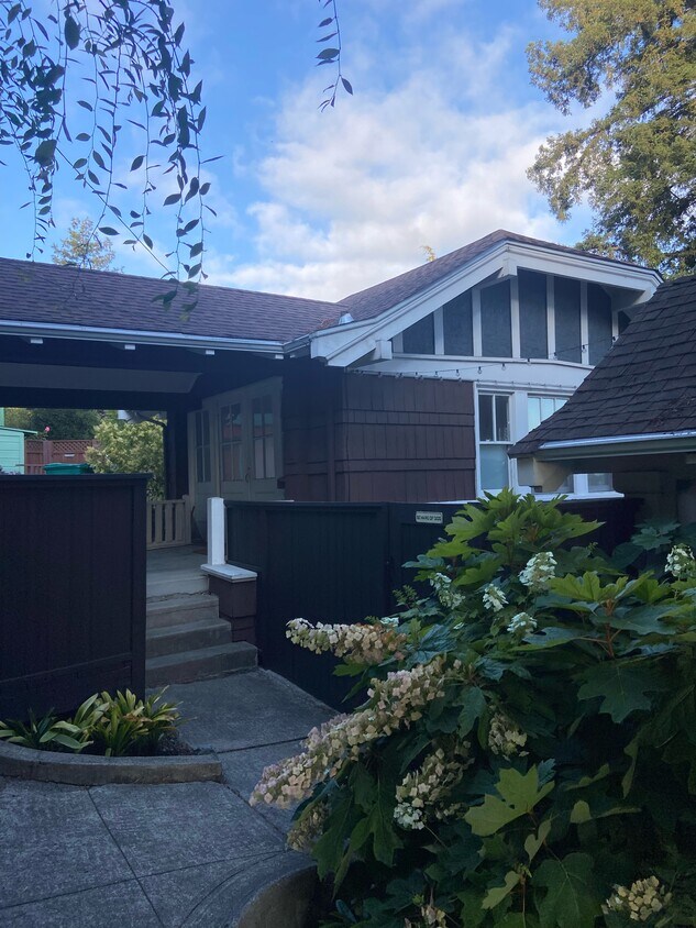 Foto principal - 6517 Harwood Ave