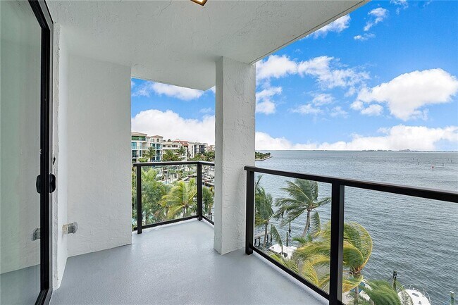 Building Photo - 1600 S Bayshore Ln