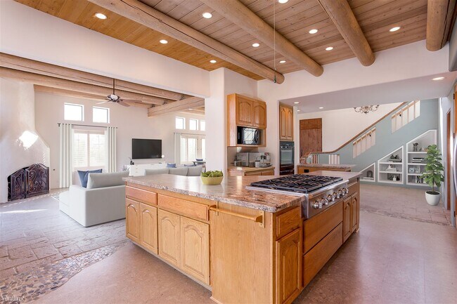 Foto del edificio - 4 br, 3 bath House - 2710 Summit Dr Gated ...