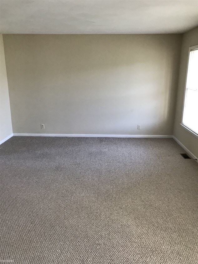 Building Photo - 3 br, 1.5 bath Triplex - 1024 Columbus Cir N