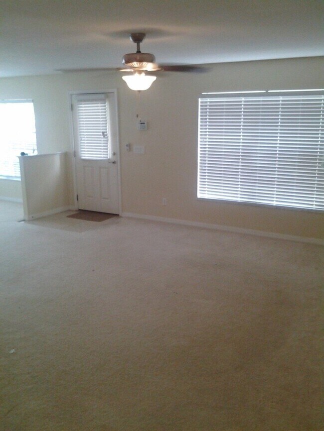 Building Photo - "Charming 3 Bed, 2.5 Bath Rental in Riverv...