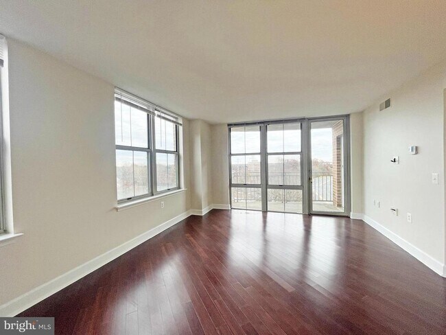 Foto del edificio - 11800 Sunset Hills Rd
