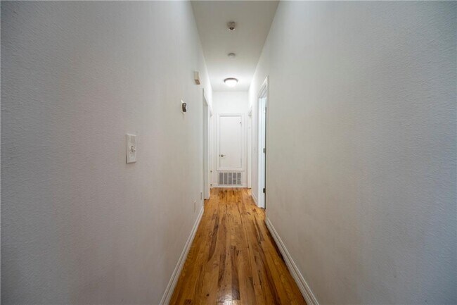 Building Photo - 4604 SW Swinton Dr