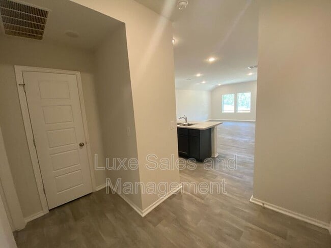 Building Photo - 9512 Squire Ln