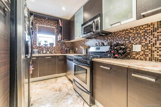 Building Photo - 3360 Shore Pkwy