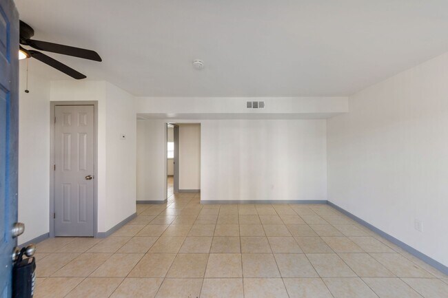 Foto del edificio - 1800 N Wayside Dr