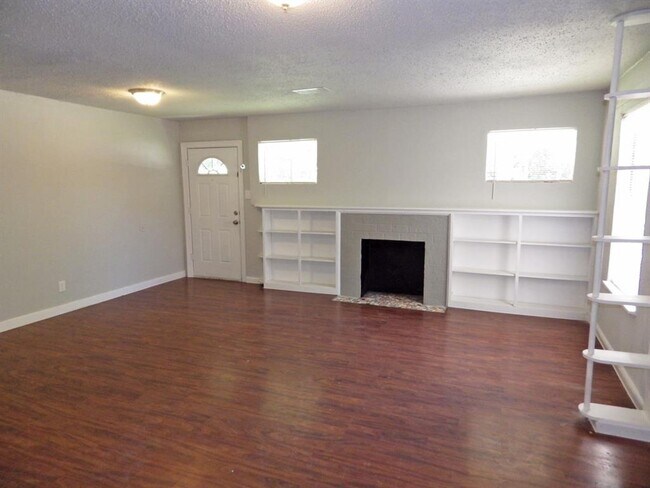 Building Photo - 618 Honeysuckle Dr
