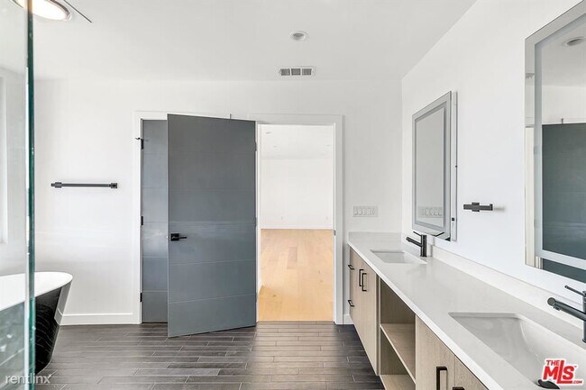 Building Photo - 3 br, 3 bath Condo - 1210 Larrabee St Ph