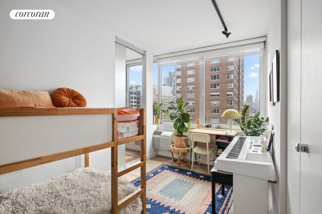 Foto del edificio - 353 E 72nd St