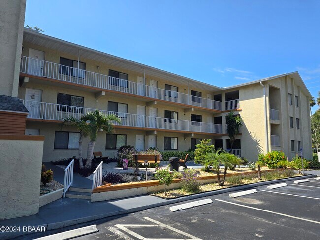 Building Photo - 633 S Palmetto Ave