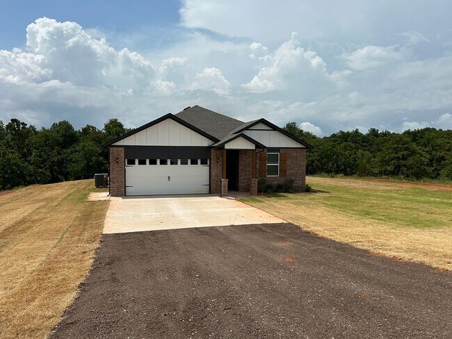Foto del edificio - Open Floor Plan 4 Bed 2 Bath Home in Newalla on 1.31 Acre Lot!
