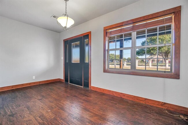 Building Photo - 808 E Tamarack Rd