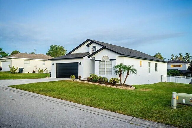 Foto del edificio - Highland Chase Three Bedroom, Updated Kitchen and Large Patio