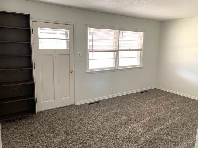 Foto del edificio - 1 level with 2 bedrooms & garage