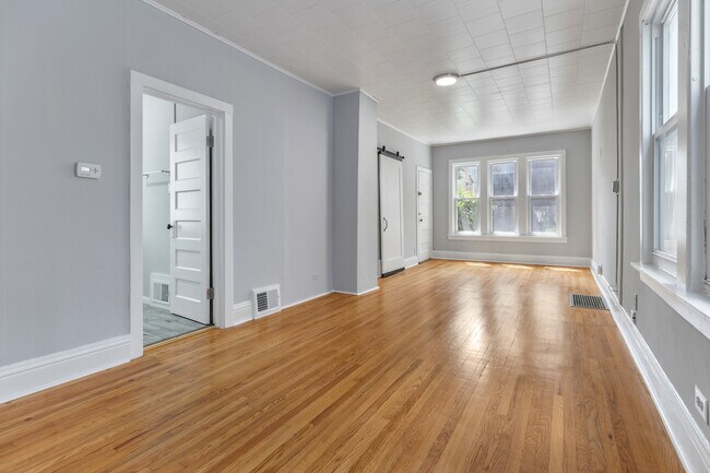 Foto del edificio - 2138 W Wellington Ave